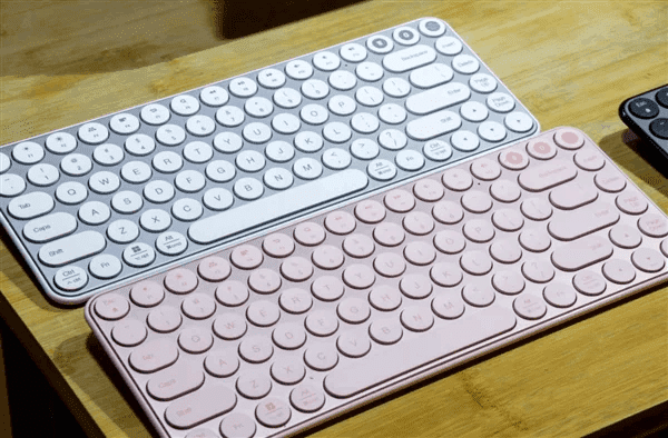Клавиатура имеет 85 клавиш с ножничным механизмом. 