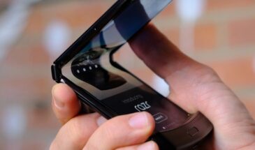 Появление складок на Motorola Razr оказалось нормой