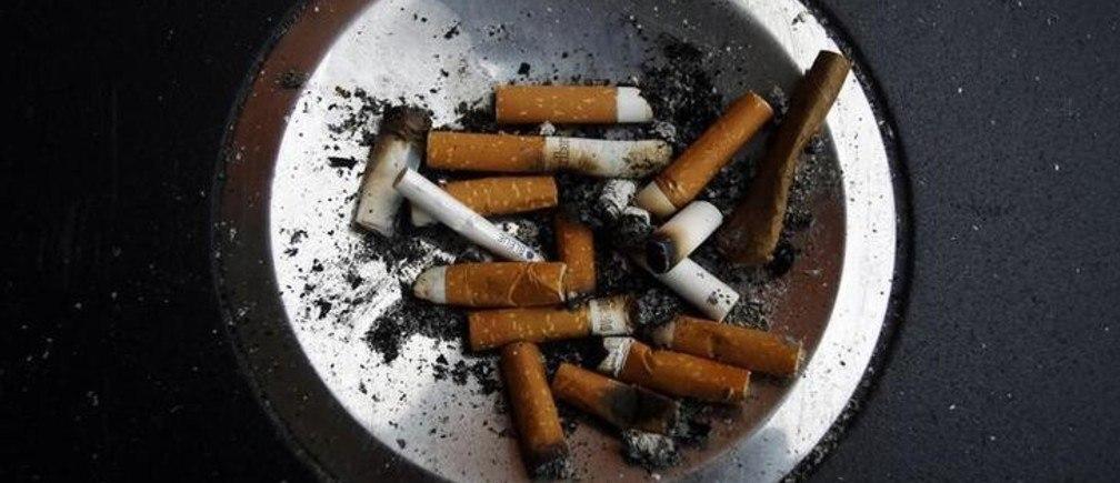 Окурки в пепельнице производят химические выбросы и вредят здоровью так же, как и курение