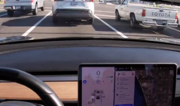 Машины Tesla теперь распознают светофоры и знаки