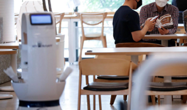 Робот-бариста работает в южнокорейском кафе