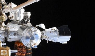 Часть скафандра астронавта оторвалась во время выхода в открытый космос