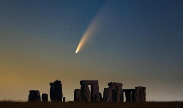 Пролетающую комету NEOWISE запечатлели на фото и видео