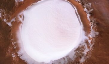 Европейское космическое агентство показало пролет над марсианским ледяным кратером