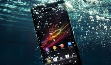 Эксперт рассказал, что делать в первую очередь, если смартфон упал в воду