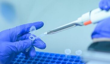 Ведущее в мире испытание вакцины против COVID-19 было приостановлено