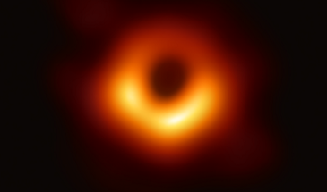 Ученые показали эволюцию знаменитой черной дыры за последнее десятилетие