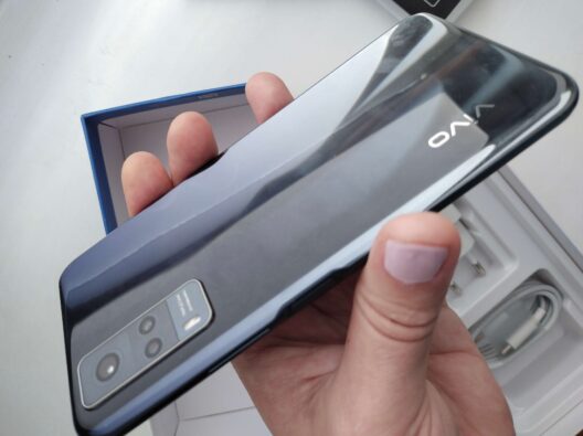 VIVO Y31 (V2036) — бюджетный смартфон с емким аккумулятором и большим экраном