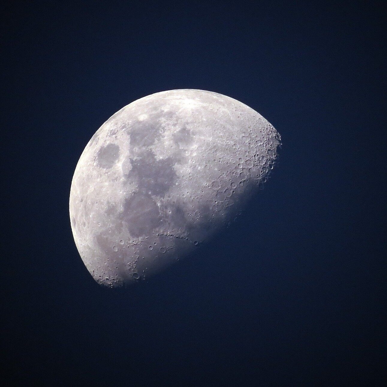 moon-g6f206b154_1920-e1646826655770.jpg