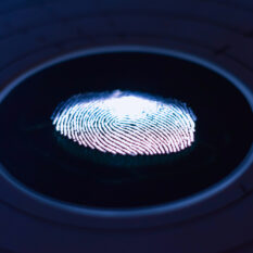 Что безопаснее: сканер отпечатков или распознавание по лицу?