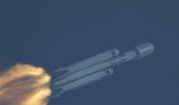 SpaceX запустила сверхтяжелую ракету Falcon Heavy — впервые за три года