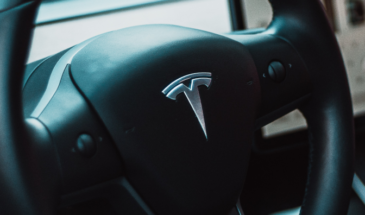 Водитель Tesla сообщил о неисправности режима самоуправления в машине