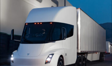 Tesla начала поставки электрогрузовиков Semi