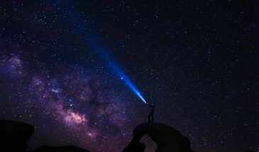 Космический телескоп Джеймса Уэбба (снова) обнаружил что-то интересное. Точнее, старейшие звездные скопления во Вселенной