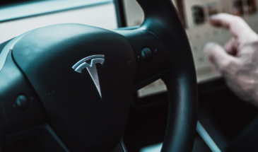 Tesla заявила о поставке рекордного количества автомобилей в 2022 году