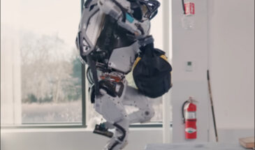Посмотрите, как двуногий робот Boston Dynamics кидает строителю сумку с инструментами