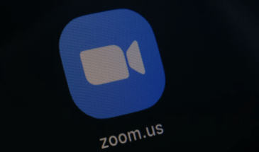 Zoom увольняет более 1000 сотрудников и сократит зарплату гендиректора на 98%