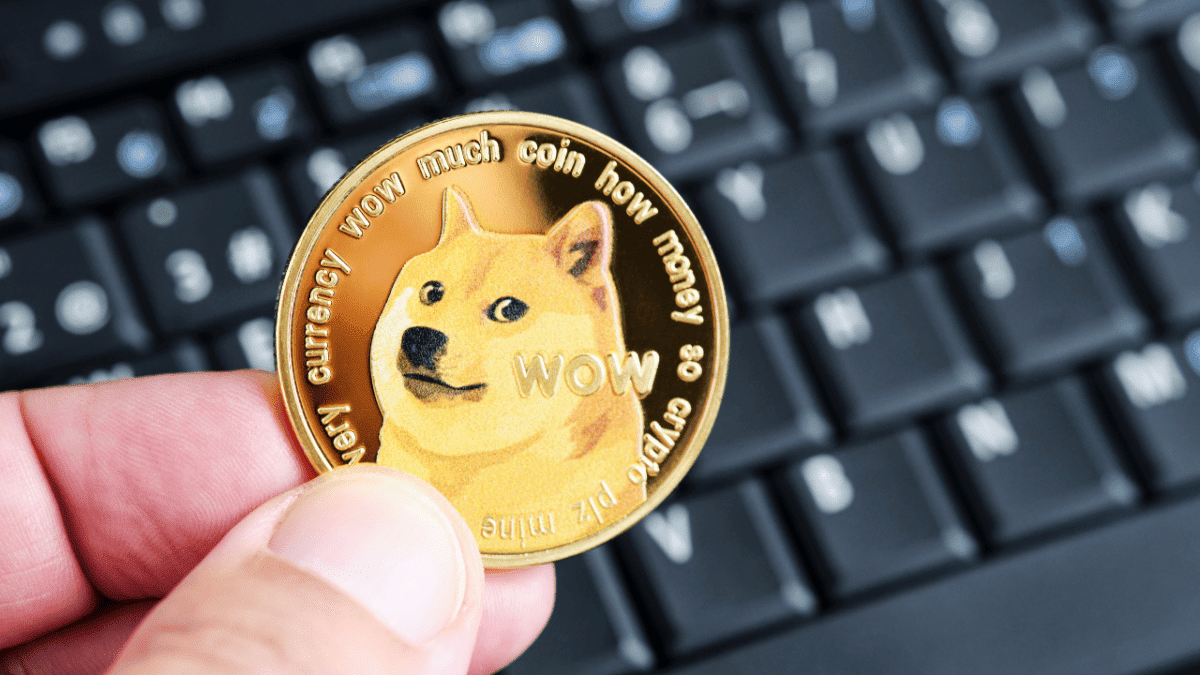 Мемкоины это. Догикоин. Dogecoin монета. Догкоин криптовалюта. Dogecoin фото.