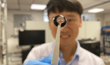 Ученые будут использовать слезы для подзарядки контактных смарт-линз