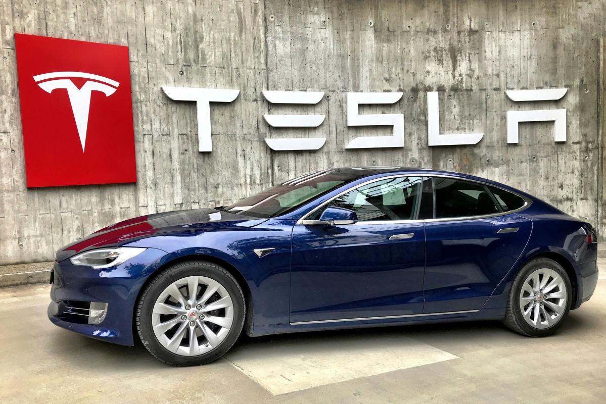 Tesla отзывает 200 000 автомобилей
