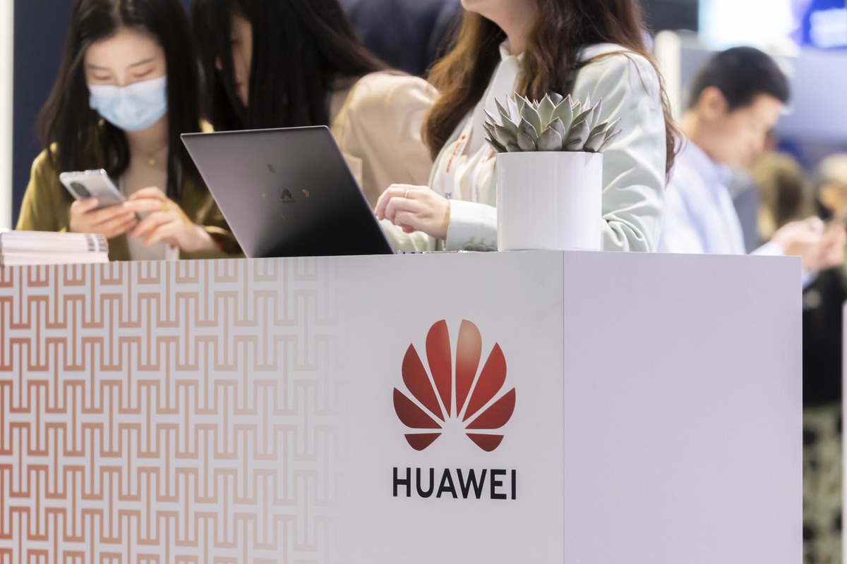 Huawei сокращает производство телефонов