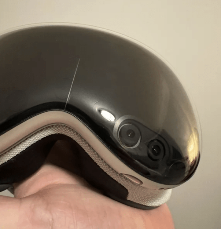 Трещина Apple Vision Pro
