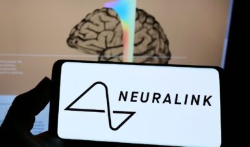 Первый пациент с чипом Neuralink научился управлять компьютерной мышью