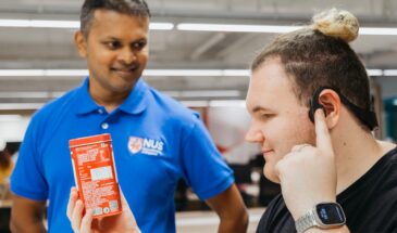 Наушники AiSee описывают незрячим людям, что они держат в руках