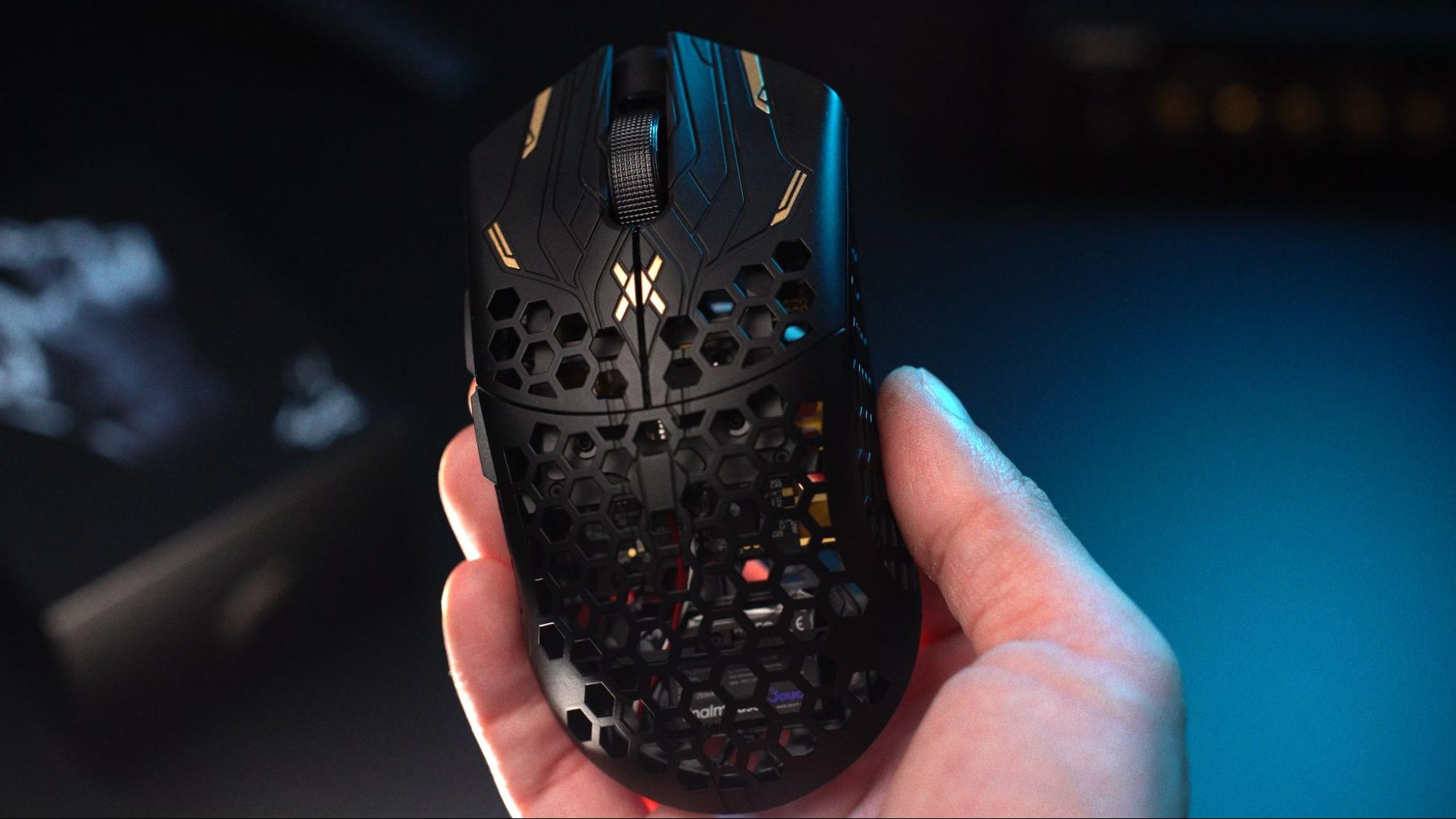 Finalmouse Ultralight X в руке