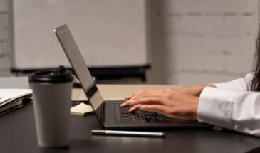 54% топ-менеджеров и 51% ИТ-специалистов регулярно применяют ИИ в работе