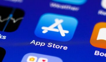 Власти РФ ведут переговоры с Apple о предустановке RuStore