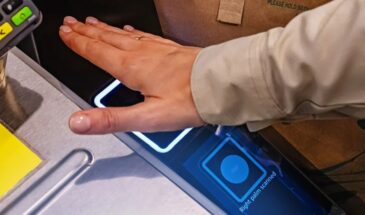Сбербанк тестирует оплату по отпечатку ладони