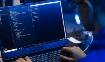 По данным «Яндекса» Москва стала лидером по доле запросов про вайб-кодинг