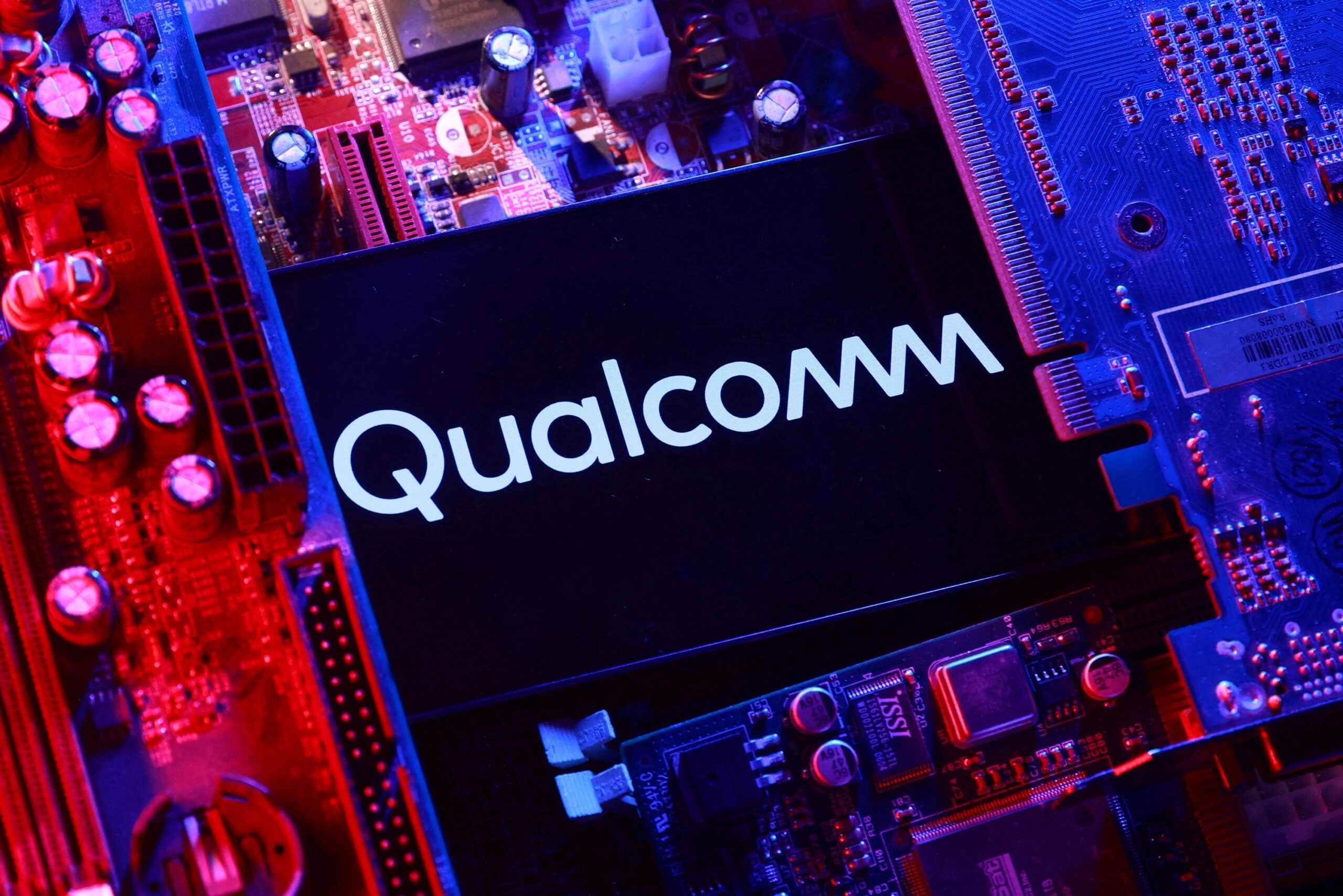Qualcomm делает ставку на искусственный интеллект и выходит за пределы привычного для себя мира смартфонов. Компания представила линейку чипов AI200 для центров обработки данных и впервые открыто вступила в игру с Nvidia — лидером рынка ИИ-ускорителей. После анонса акции компании выросли на 22%, достигнув 205,95 доллара, что стало самым крупным ростом с 2019 года.