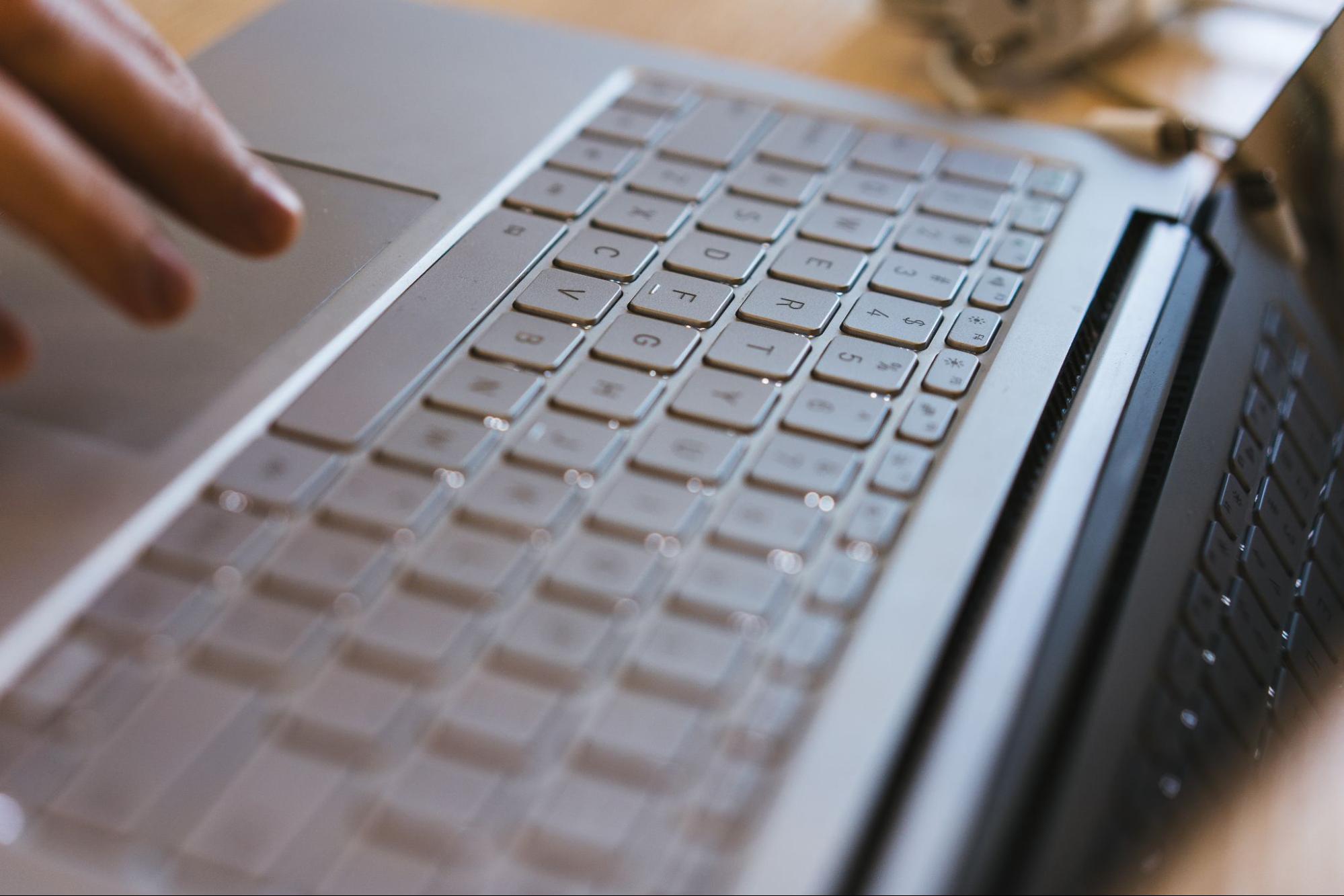 Рука прикасается к тачпеду