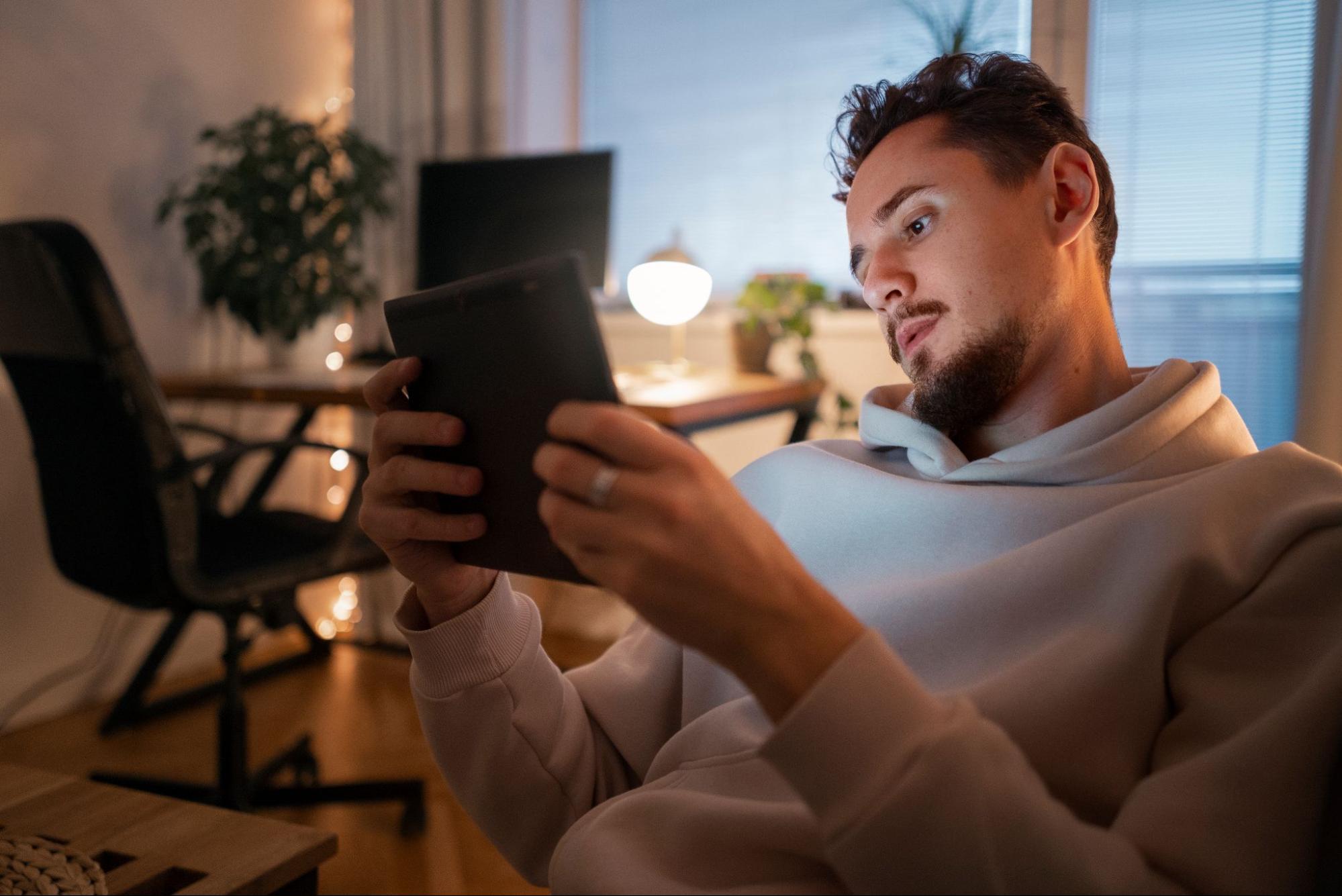 Человек днем смотрит в смартфон // Источник: freepik