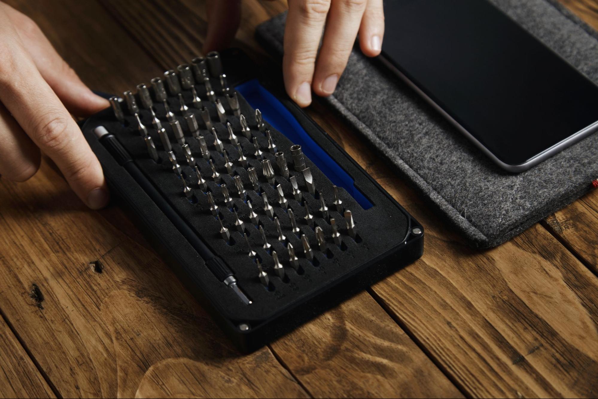 Человек достает набор бит