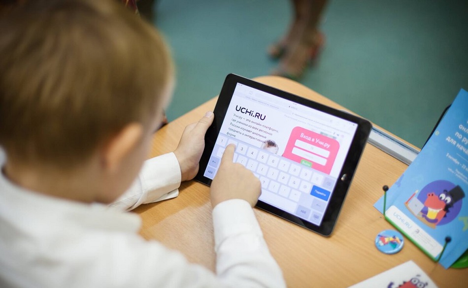 Учи.ру запускает цифрового помощника для родителей в мессенджере MAX