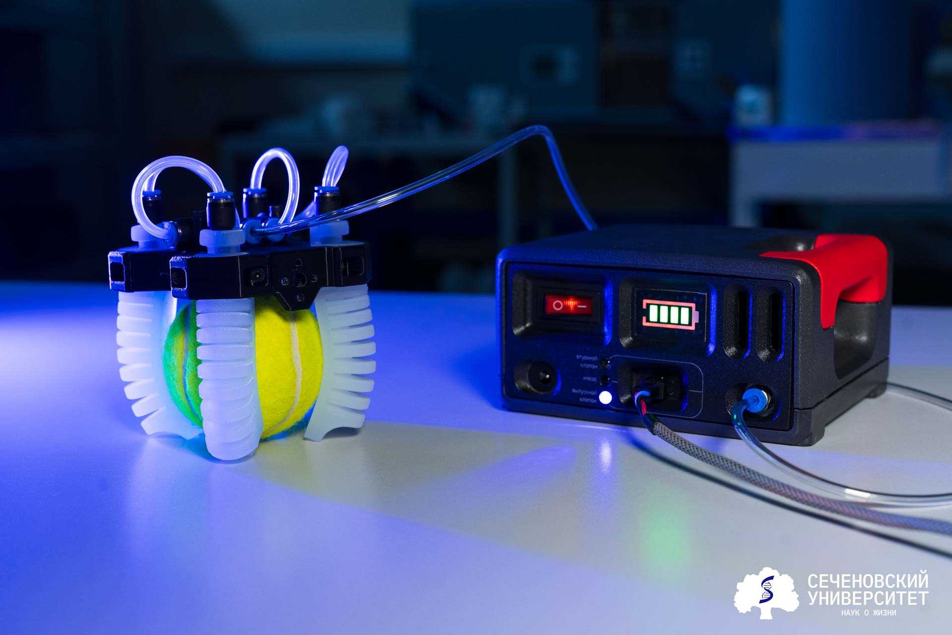 В Сеченовском Университете запущено мелкосерийное производство пневматических мягких захватов — устройств, способных бережно манипулировать хрупкими и неровными объектами. Первая партия из 20 комплектов направлена в школы в рамках сотрудничества с компанией «Брейн Девелопмент», поставляющей образовательные роботы на базе Arduino.