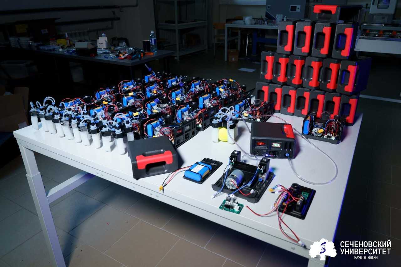 В Сеченовском Университете запущено мелкосерийное производство пневматических мягких захватов — устройств, способных бережно манипулировать хрупкими и неровными объектами. Первая партия из 20 комплектов направлена в школы в рамках сотрудничества с компанией «Брейн Девелопмент», поставляющей образовательные роботы на базе Arduino.