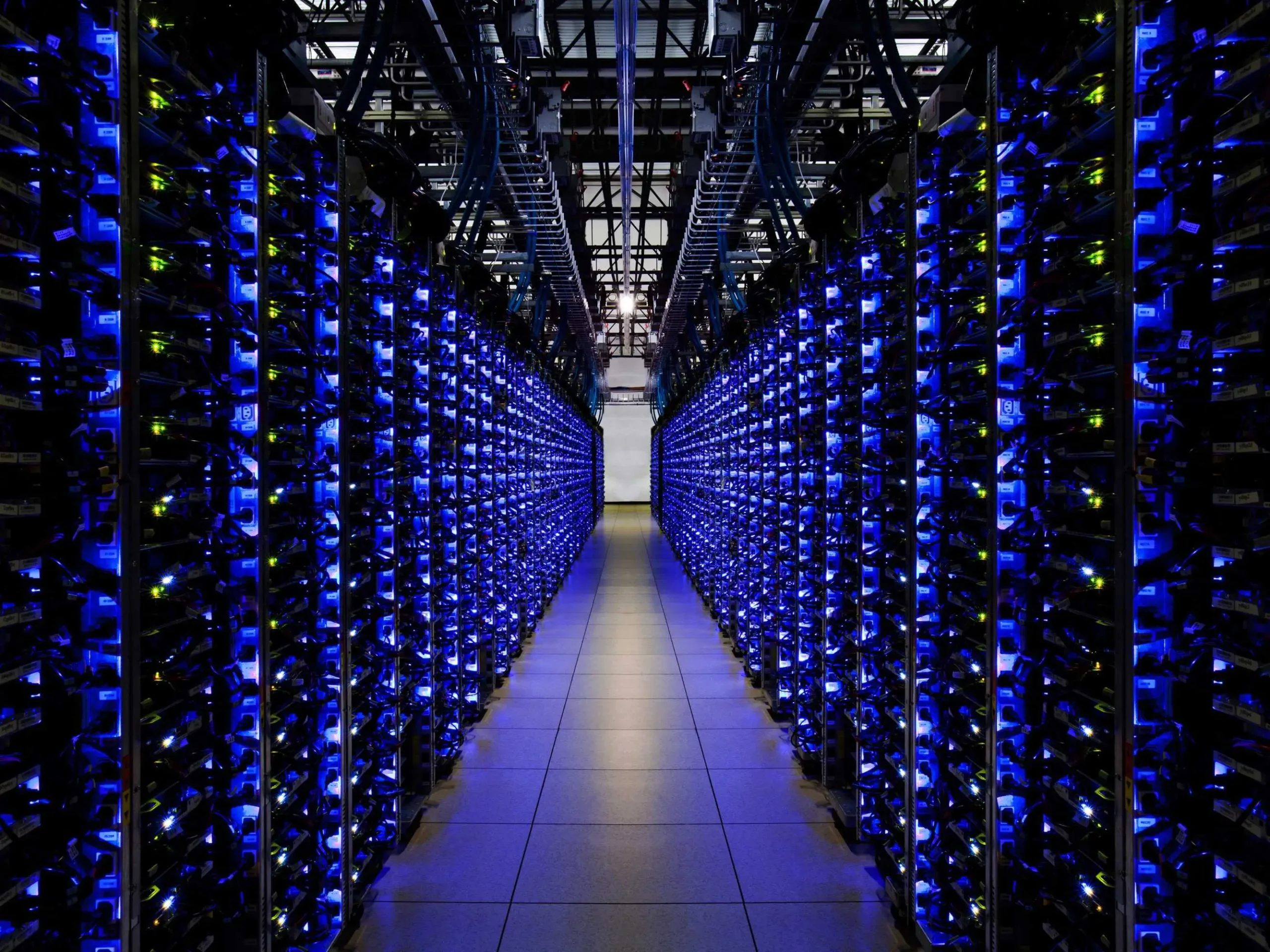 В марте 2026 года в России вступят в силу новые правила централизованного управления сетью связи общего пользования. Постановление Правительства №1667 от 27 октября 2025 года впервые закрепляет регламент взаимодействия операторов связи, Роскомнадзора, Минцифры и ФСБ в вопросах реагирования на угрозы устойчивости и безопасности интернета.