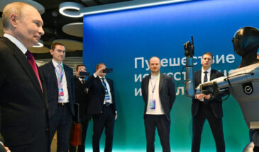 Владимиру Путину показали отечественного антропоморфного робота, разработанного Сбером
