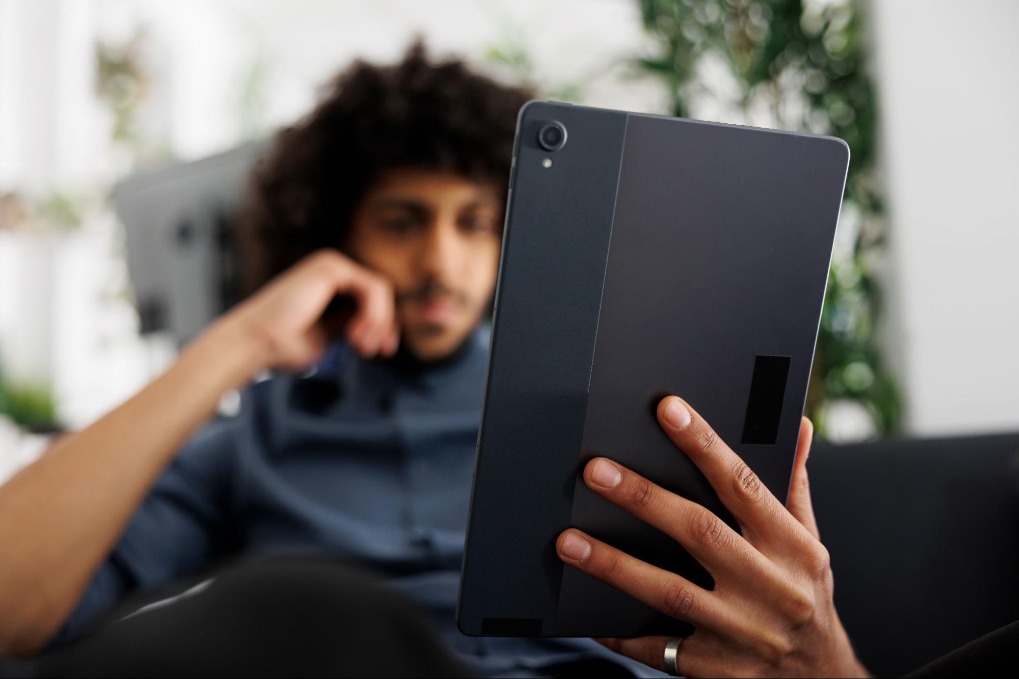 человек смотрит в планшет