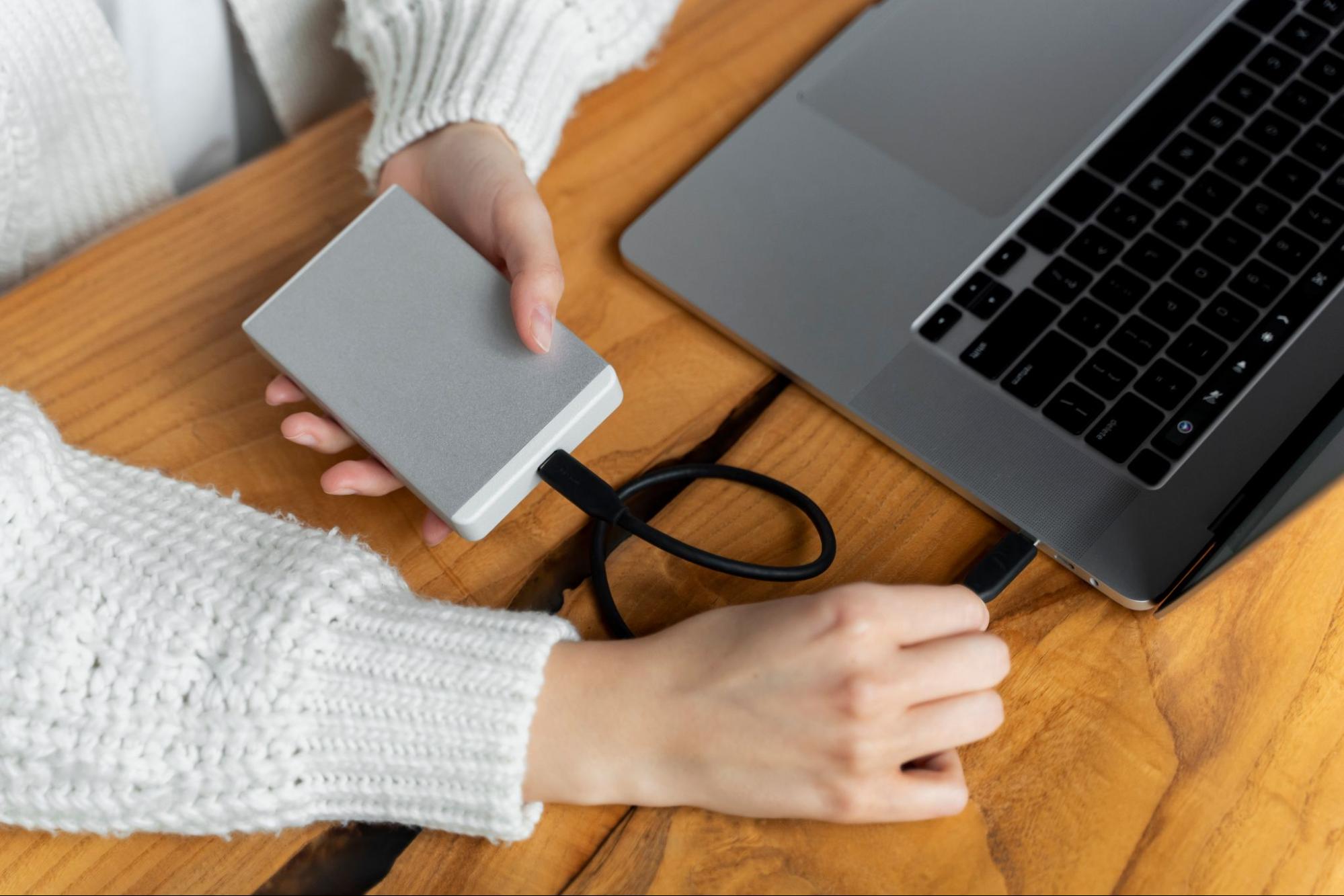 девушка заряжает ноутбук