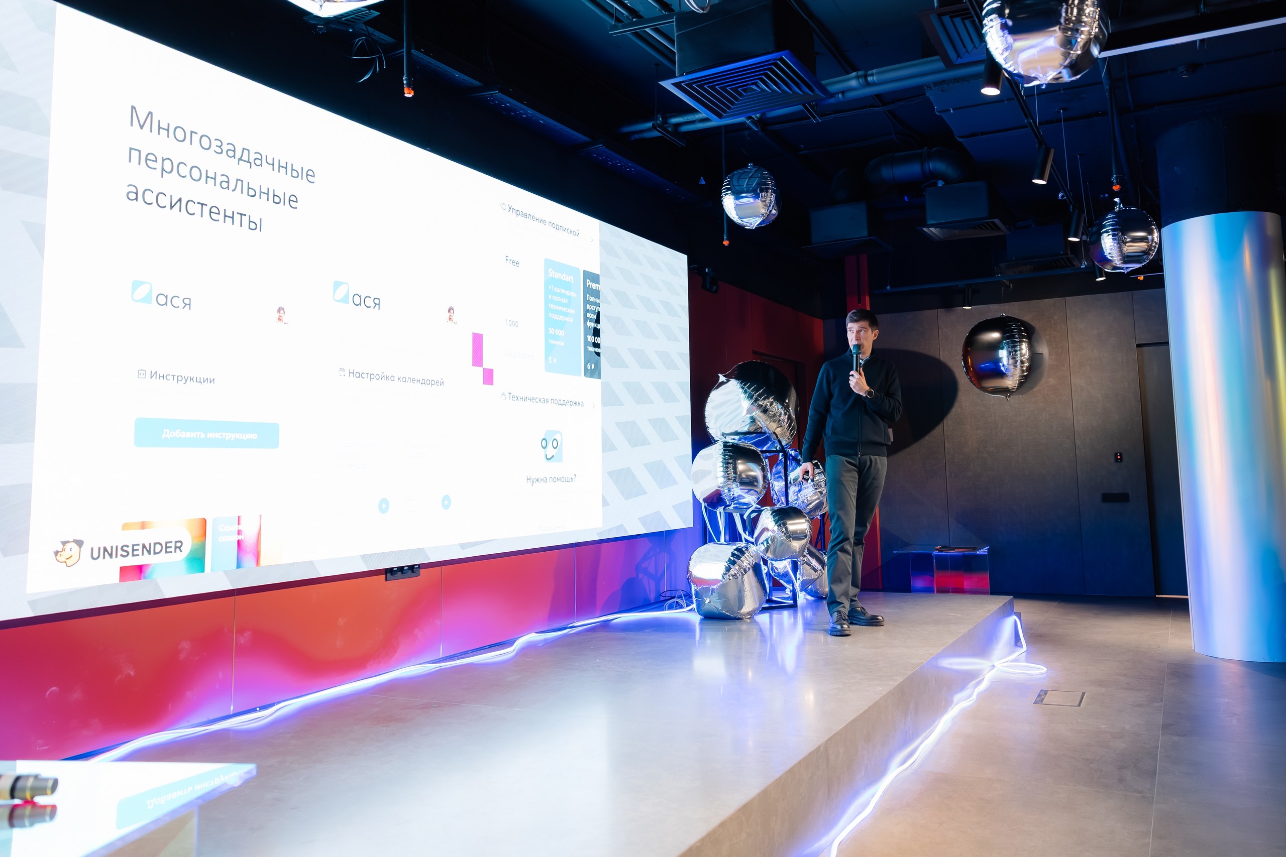 Unisender поделился опытом внедрения ИИ-функций в email-редактор. CPO компании Иван Дудин отметил, кейс EmailMaker демонстрирует, как ИИ встраивается в бизнес-процессы и дает измеримый эффект. «Блочный редактор с ИИ позволяет компаниям автоматизировать и масштабировать создание email-коммуникаций, снижать издержки на производство контента и повышать операционную эффективность маркетинга. Такие решения становятся частью стандартной цифровой инфраструктуры современного бизнеса в России», — сообщил спикер.