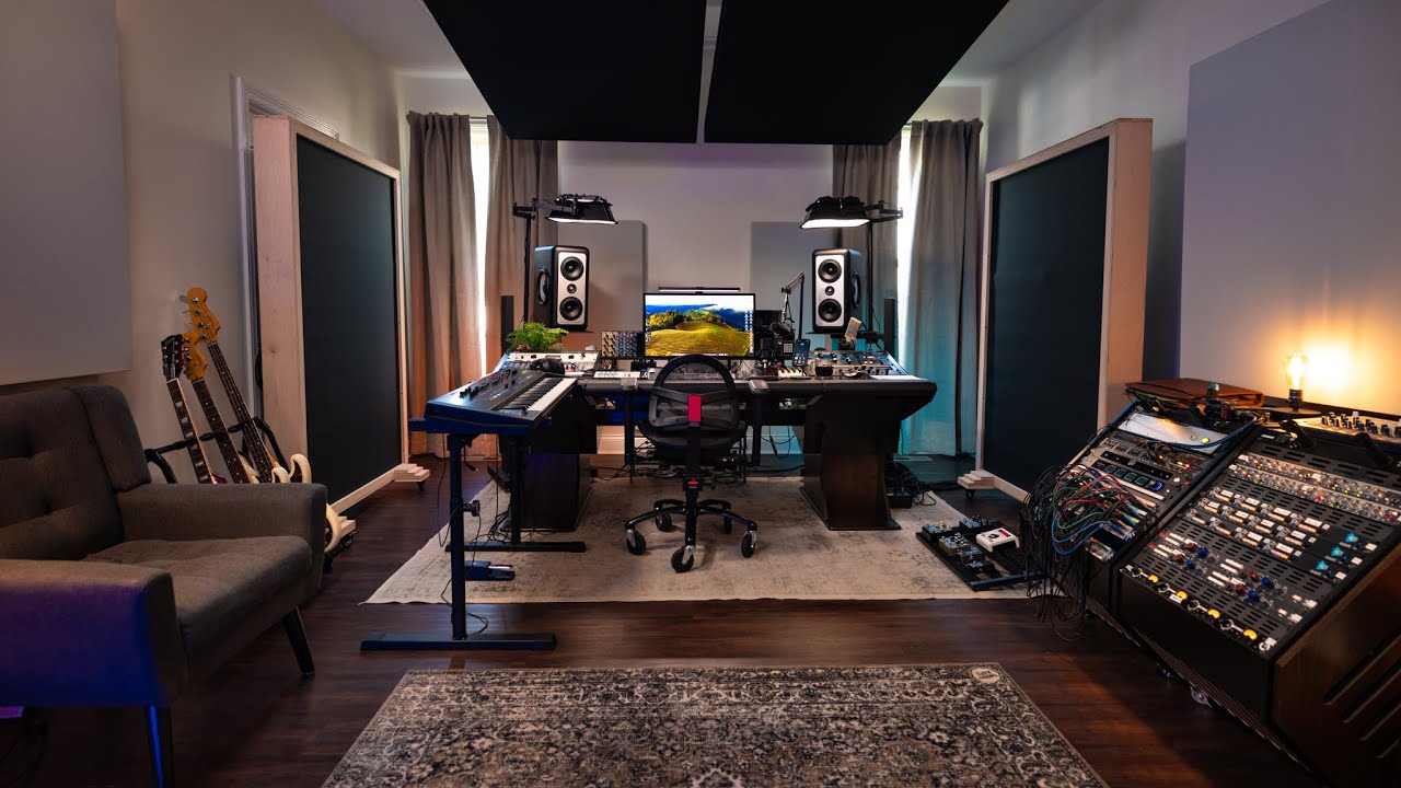 Создание домашней студии звукозаписи — это доступный способ получить творческую свободу и профессиональный звук, не выходя из дома. В этой статье мы рассмотрим, с чего начать, какое оборудование выбрать, как подготовить помещение и соберем готовые комплекты для разного бюджета.