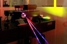 Сибирские ученые создали первый в мире белый лазер непрерывного спектра