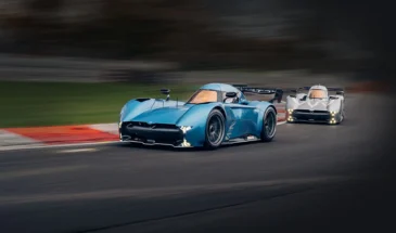 Британцы запустили в производство электромобиль, который едет по потолку