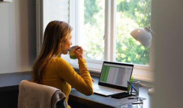 Аналитики зафиксировали рост удаленных вакансий в образовании, искусстве и финансах