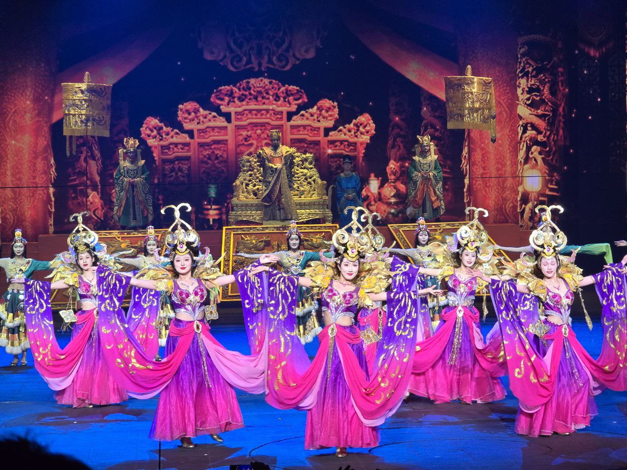 C 17 февраля по 3 марта в Китае отмечают Новый год. В честь праздника Василий Воробушков, директор по развитию холдинга «Трамплин Электроникс», поделился тонкостями путешествий в Поднебесную. В статье о том, какие приложения стоит скачать заранее, почему язык и еда — основные трудности для российских туристов, и какие сувениры привезти домой.